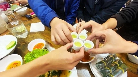 7 mẹo giúp cơ thể "dễ thở" hơn sau khi uống rượu