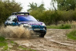 SUV điện nào chạy gần 500 km, sạc 15 phút đã xong, mang logo Porsche?