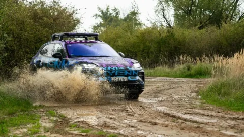 SUV điện nào chạy gần 500 km, sạc 15 phút đã xong, mang logo Porsche?