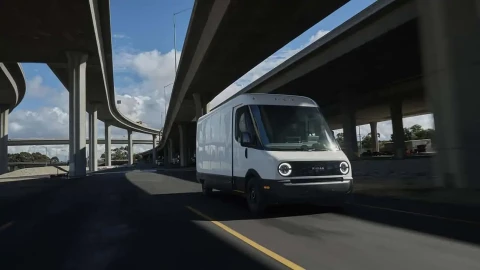 Xe tải điện: Rivian vẫn dẫn đầu, nhưng Chevrolet vừa tạo cú áp sát khó lường?