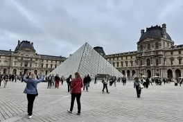 Bảo tàng Louvre đã bị cướp có vũ trang, nhiều hiện vật bị đánh cắp