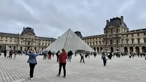 Bảo tàng Louvre đã bị cướp có vũ trang, nhiều hiện vật bị đánh cắp
