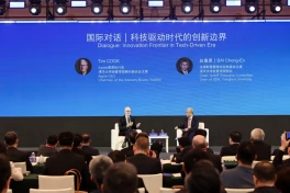 Tim Cook không lo AI nghĩ như con người, điều ông lo còn đáng sợ hơn nhiều