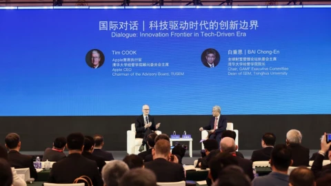 Tim Cook không lo AI nghĩ như con người, điều ông lo còn đáng sợ hơn nhiều