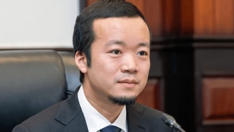 Vạch trần Chen Zhi: Lùn, xấu, chưa học hết cấp 2, gặp hai "quý nhân" Campuchia...