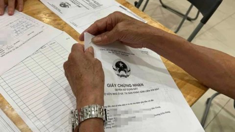Người dân sắp có thể nộp sổ đỏ photocopy online trên VNeID