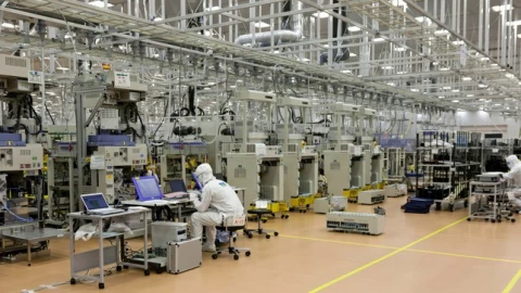 Mỹ siết lệnh phong tỏa chip, nhưng tại sao các nhà máy Trung Quốc lại hoạt động hết công suất?