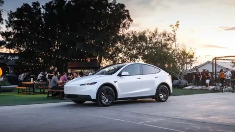 Tesla sắp công bố thu nhập quý: Câu hỏi lớn về dòng xe giá rẻ mới