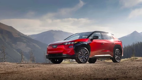 Vì sao Toyota và Subaru mất 3 năm mới được sạc tại trạm Tesla?