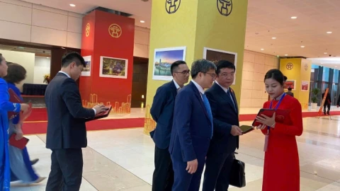 Lần đầu tiên Hà Nội dùng giải pháp phòng họp “không giấy” iCabinet tại Hội nghị Đảng bộ thành phố