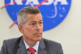 Elon Musk mắng quyền giám đốc NASA, Bộ trưởng Giao thông là "NGU"
