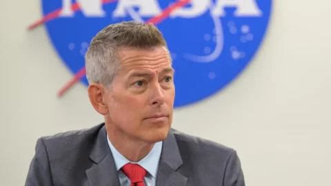 Elon Musk mắng quyền giám đốc NASA, Bộ trưởng Giao thông là "NGU"