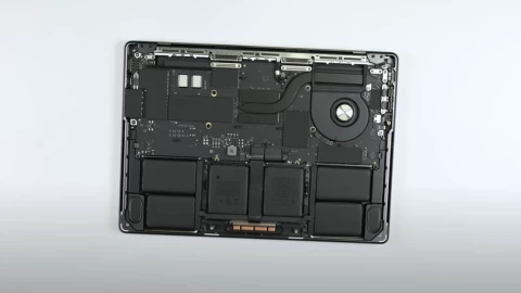 iFixit "mổ bụng" MacBook Pro M5 mới và đây là lý do thợ sửa máy tính phải khóc thét