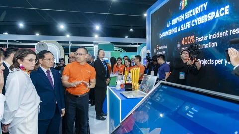 FPT trình diễn “lá chắn số” tại lễ ký Công ước Hà Nội về an ninh mạng