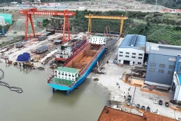 Trung Quốc hạ thủy tàu chở hàng thuần điện đầu tiên trên thế giới tải trọng hơn 10.000 tấn