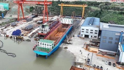 Trung Quốc hạ thủy tàu chở hàng thuần điện đầu tiên trên thế giới tải trọng hơn 10.000 tấn