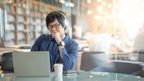 Là một blogger về AI, tôi khuyên bạn không nên vội vàng sử dụng AI