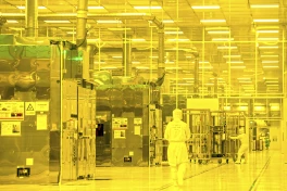 Bên trong “nhà máy tối” của TCL CSOT ở Thâm Quyến