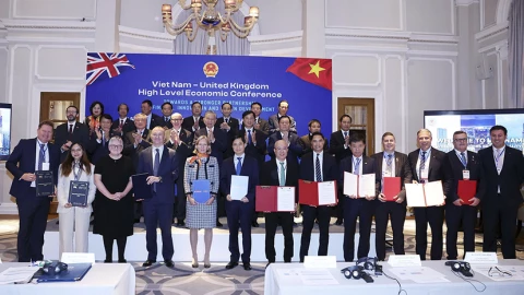 FPT chuyển đổi số cho câu lạc bộ bóng đá hàng đầu nước Anh