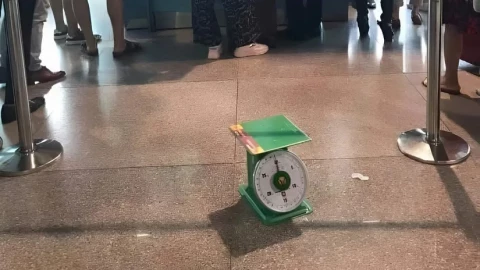 Vì sao hành lý xách tay bị giới hạn 7 kg?