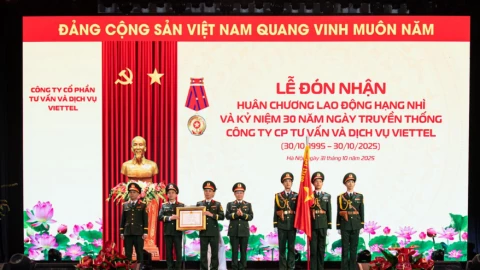 Công ty Cổ phần Tư vấn và Dịch vụ Viettel đón nhận Huân chương Lao động hạng Nhì