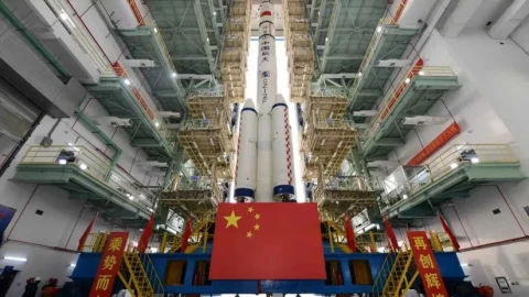 Trung Quốc mở đầu hành trình khám phá ngoài trái đất với tàu Thần Châu 21, còn có mục đích gì khác ?