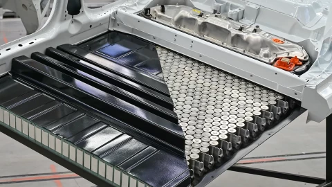 Đằng sau những vụ cháy xe điện: Sự tiến hóa của pin bị thúc ép bởi hiệu suất