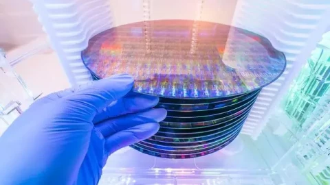 Không có quốc gia nào trên thế giới có thể độc lập sản xuất máy in thạch bản, đúng không?