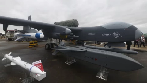 "Tàu mẹ không người lái" khổng lồ mới của Trung Quốc có thể thả 100 robot sát thủ cỡ nhỏ. Tại sao Mỹ chưa chế tạo một chiếc?