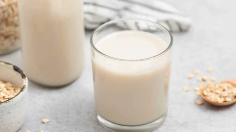 Sữa yến mạch và sữa bò: Loại nào thực sự tốt hơn?