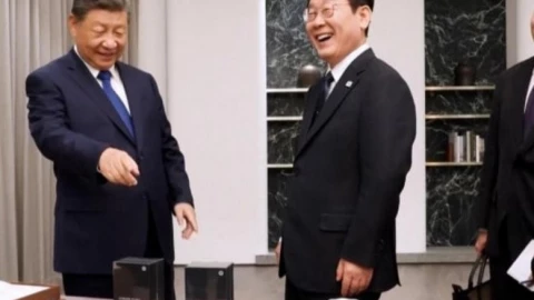 Vì sao ông Tập Cận Bình lại tặng Tổng Thống Lee Jae-myung điện thoại Xiaomi?