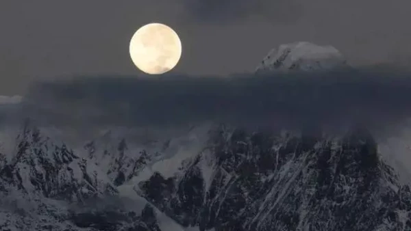 Siêu trăng xảy ra nhiều lần trong năm lớn hơn bao nhiêu so với trăng thông thường?