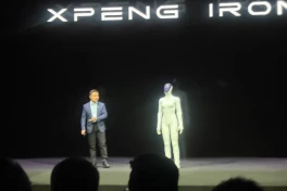 Hãng xe điện Trung Quốc ra mắt taxi tự lái và robot hình người bằng chip “nhà trồng”