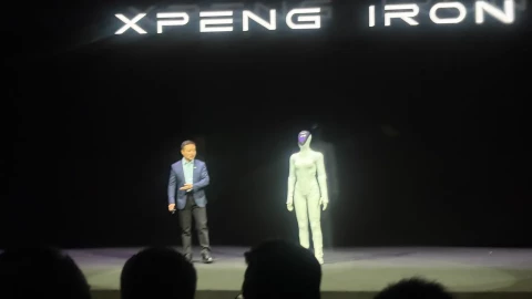 Hãng xe điện Trung Quốc ra mắt taxi tự lái và robot hình người bằng chip “nhà trồng”