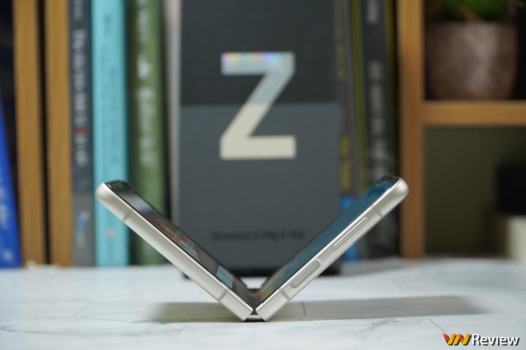 thumbnail - Trên tay Z Flip 3: lột xác về thiết kế đi kèm nhiều cải tiến đáng giá