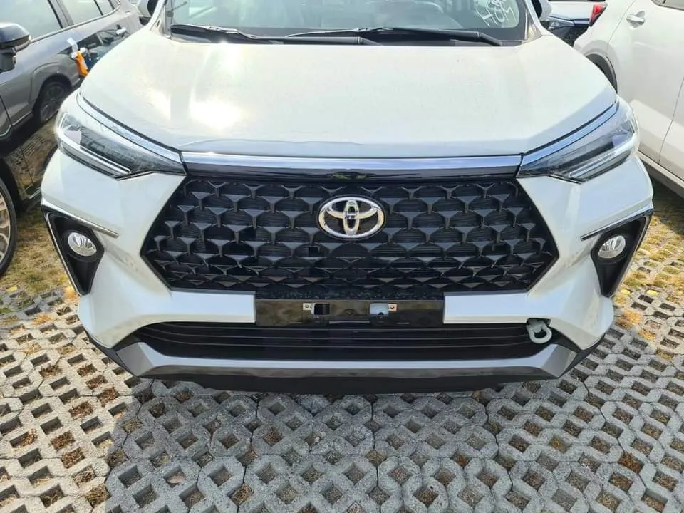 Toyota Veloz Cross cập bến tại Việt Nam, đối thủ cạnh tranh của Mitsubishi Xpander