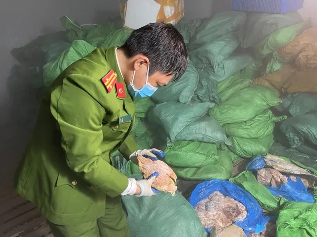 Hà Nội: Phát hiện 10 tấn thực phẩm đông lạnh hôi thối chuẩn bị 'lên mâm'