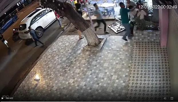thumbnail - Tài xế Mercedes bị đánh trước, lên xe truy đuổi, tông chết đối thủ [Cảnh báo hình ảnh gây sốc, cân nhắc kỹ trước khi xem]