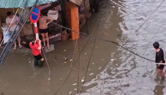 Vì sao Hà Nội liên tục ngập lụt?