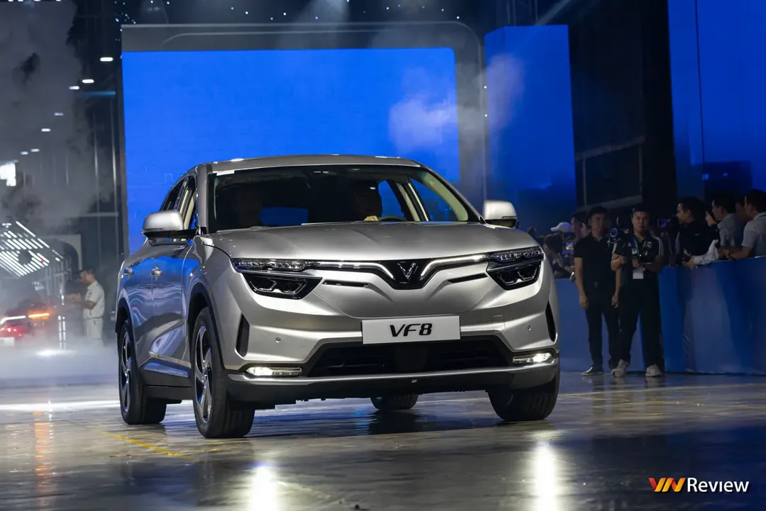 VinFast bàn giao 100 ô tô điện VF 8 đầu tiên, chuẩn bị xuất khẩu quốc tế