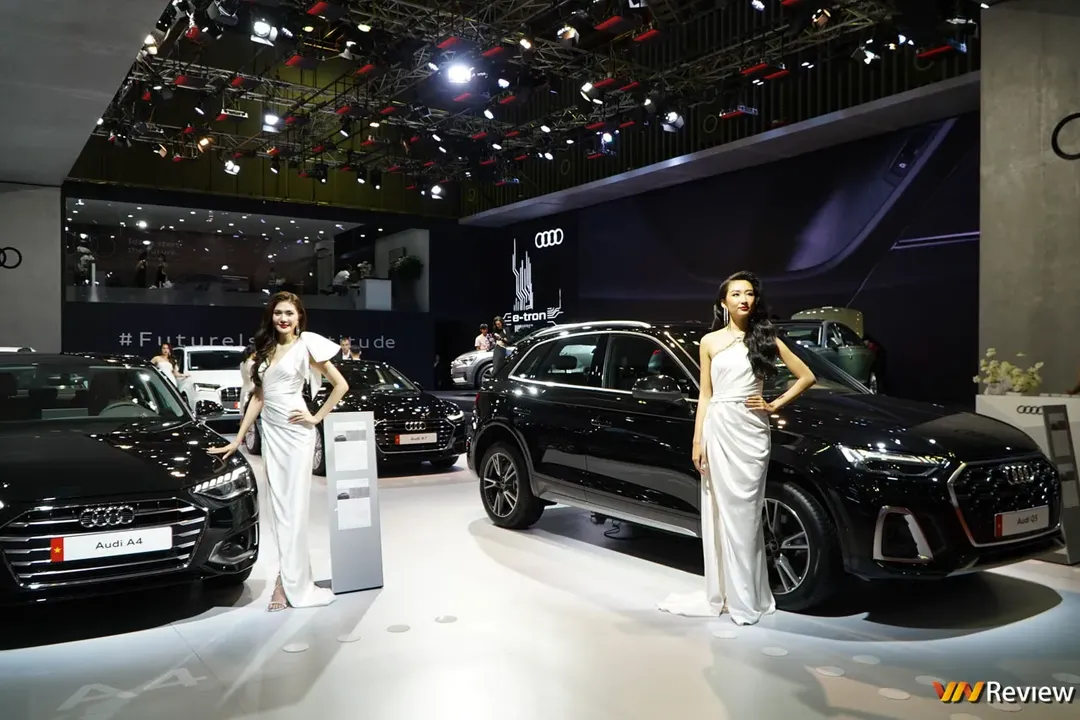 Bóng hồng Việt so dáng cùng mẫu Tây tại Vietnam Motor Show 2022