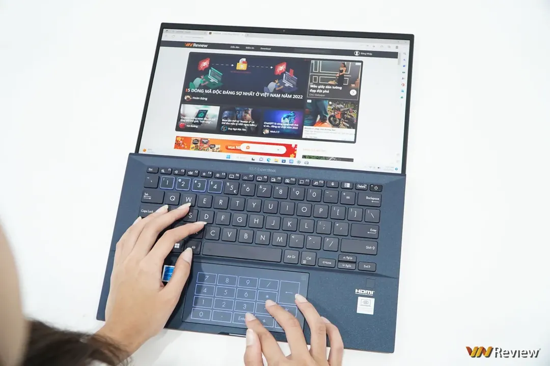 Trên tay Asus ExpertBook B9 2022: laptop doanh nhân nặng chỉ 1Kg, độ bền đáng nể