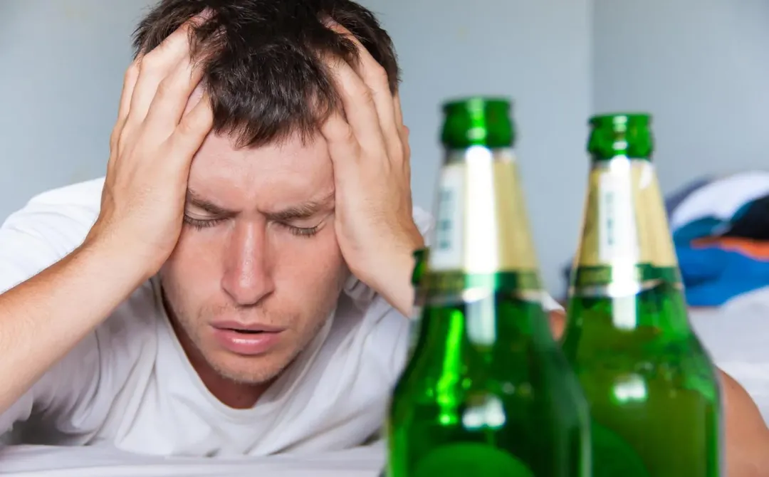 Có nên uống thuốc paracetamol để giảm đau đầu do bia rượu?