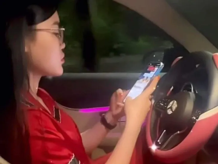 Cô gái khoe video lái Mercedes buông vô lăng lên TikTock bị tước bằng 2 tháng