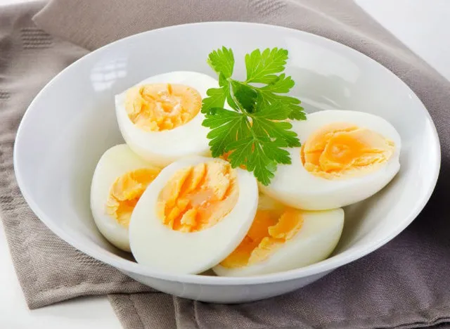 Lỡ luộc trứng rồi mà chưa ăn tới, món này để tủ lạnh được bao lâu?