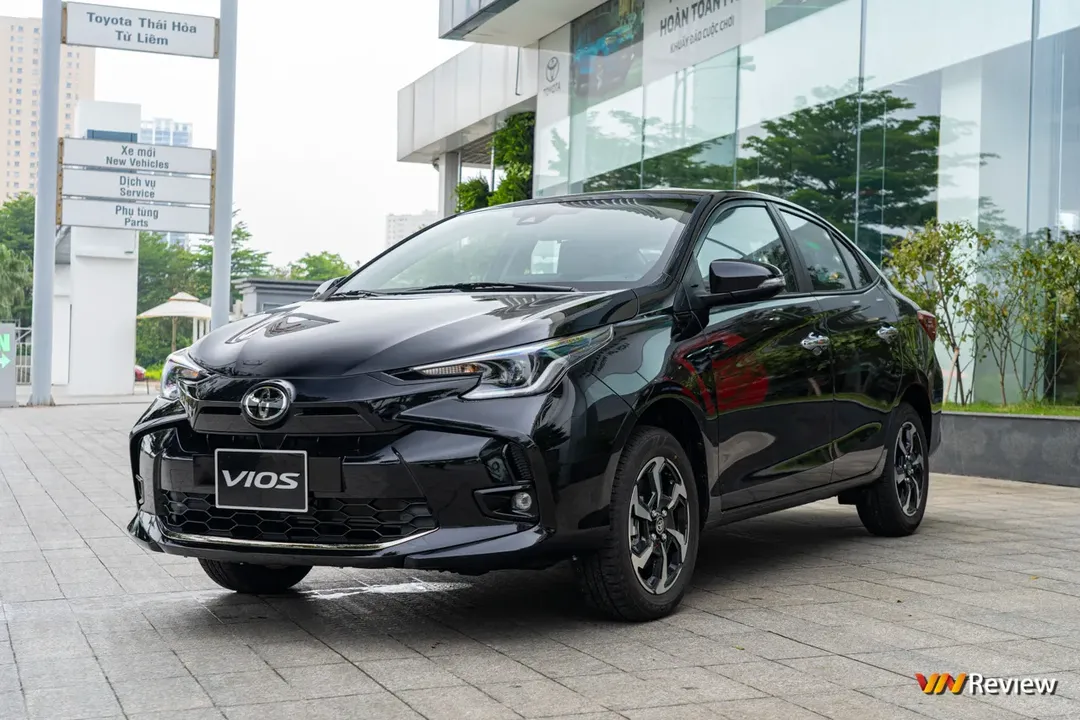 Toyota Vios 2023 lộ diện tại đại lý: Bổ sung lẫy chuyển số, gói an toàn TSS