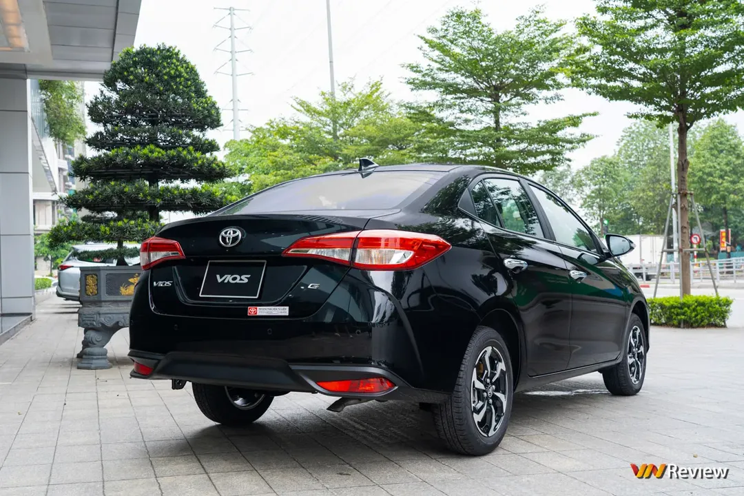 Toyota Vios 2023 lộ diện tại đại lý: Bổ sung lẫy chuyển số, gói an toàn TSS