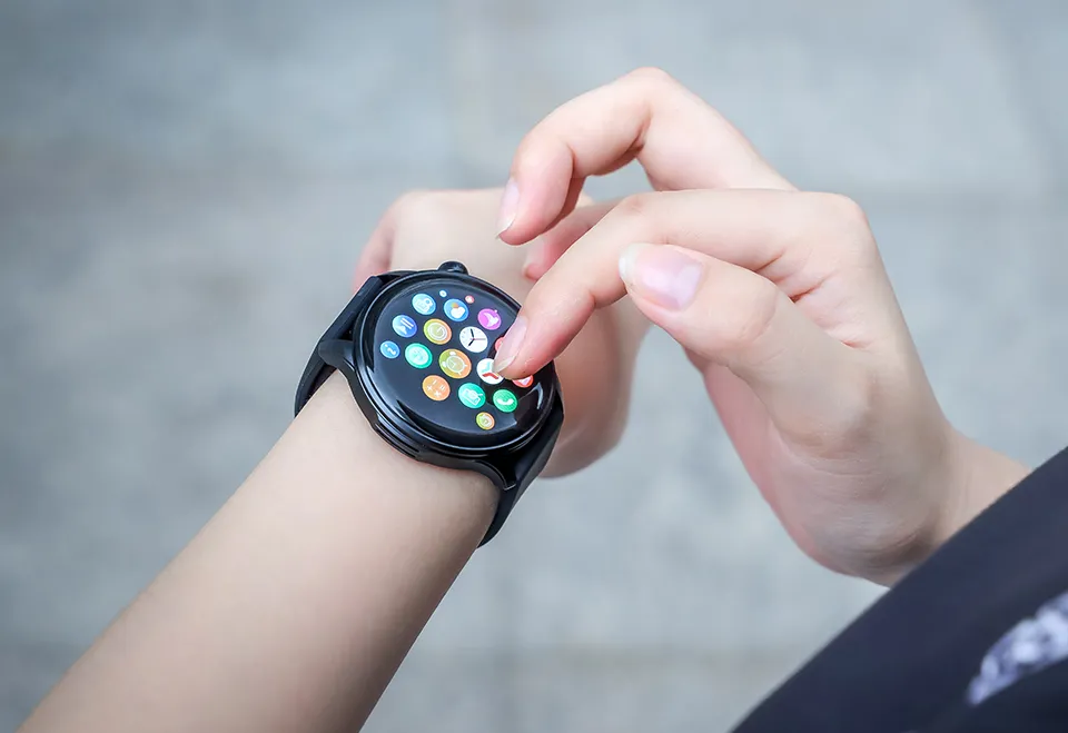 Công ty Việt Nam ra smartwatch giá 1,49 triệu đồng: thân kim loại, màn AMOLED, nghe gọi được và pin 1 tuần