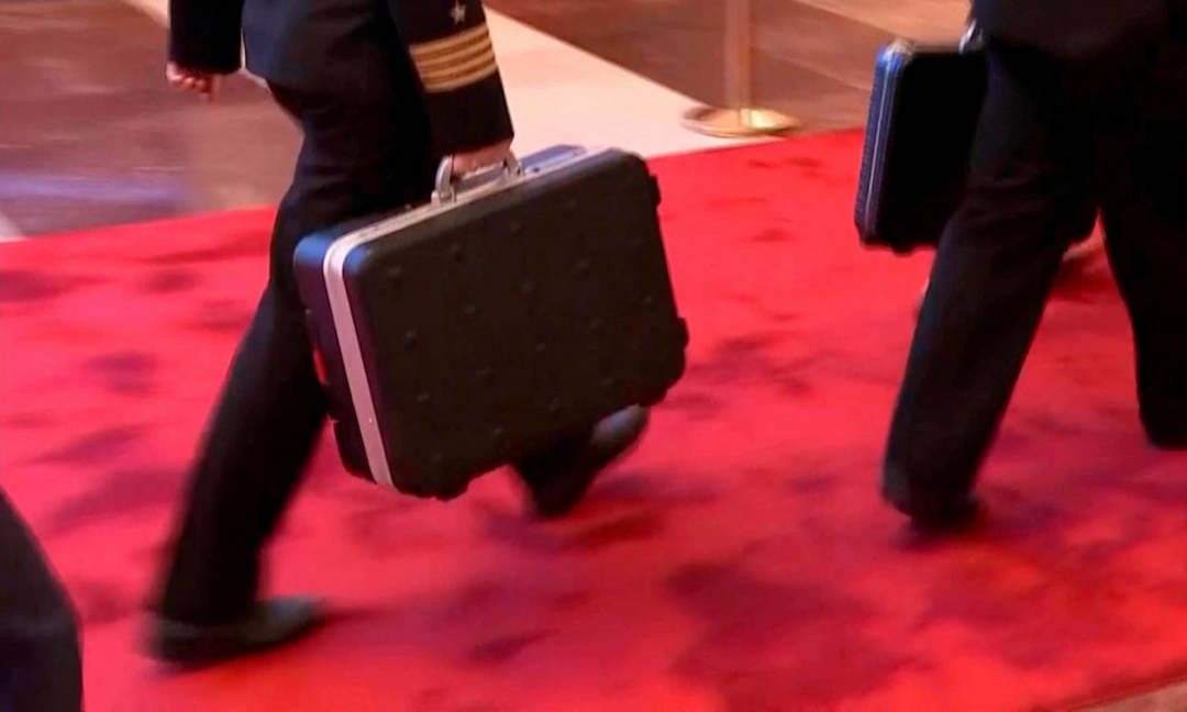 Hiếm gặp: hai mật vụ Nga xách chiếc vali đen khi Tổng thống Nga đến Trung Quốc