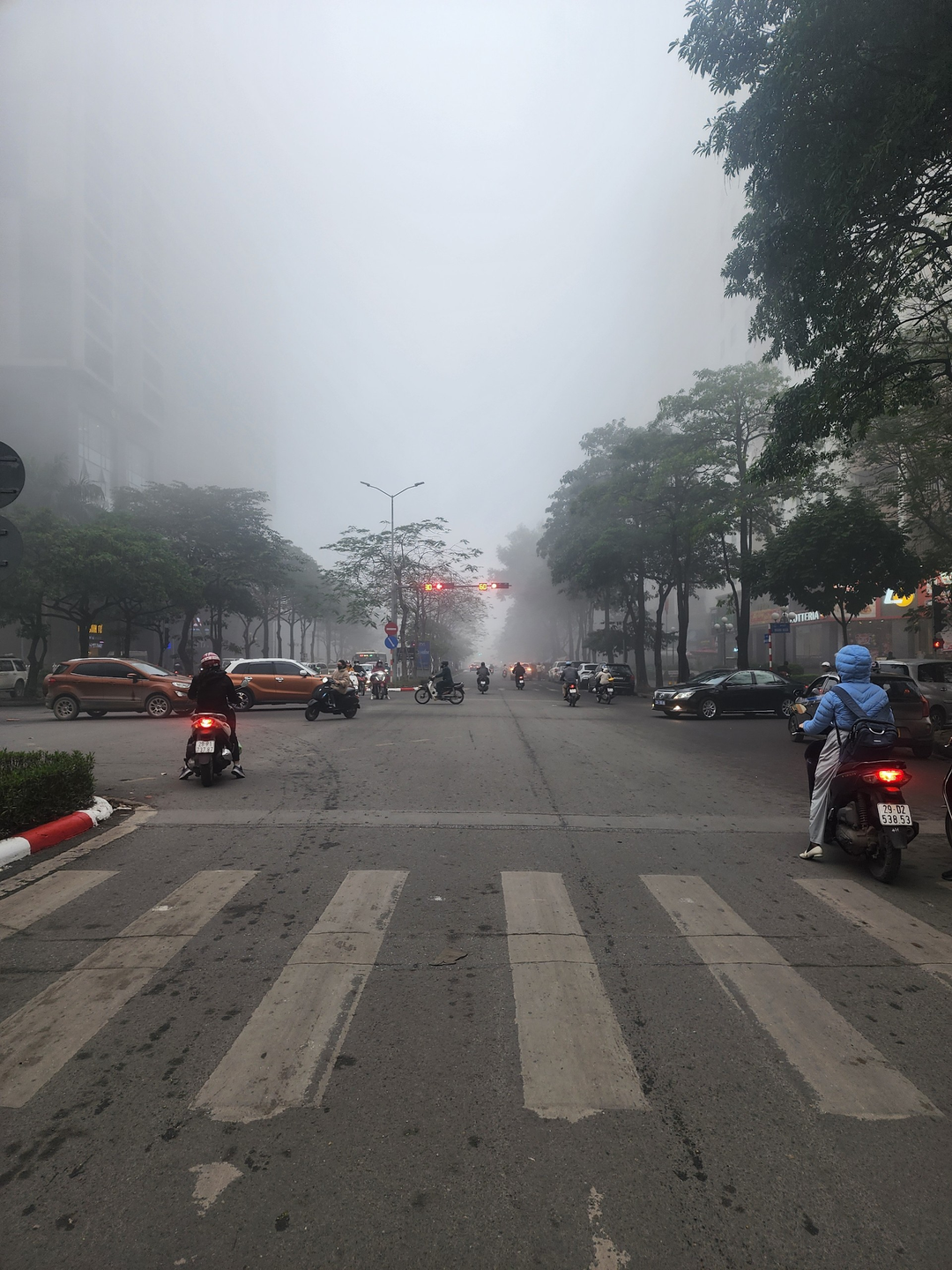 Hà Nội ô nhiễm nhất thế giới ngày sương mù bao vây miền Bắc
